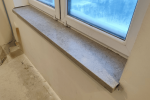 Подоконник из акрилового камня с текстурой под каменную крошку, установлен в жилом помещении на этапе ремонта